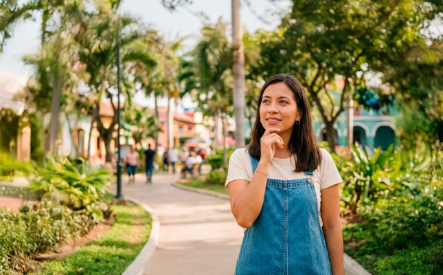 Persona analizando datos curiosos de las remesas